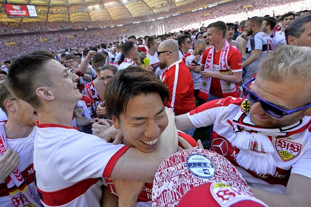 Die Stuttgarter mit Takuma Asano (Mitte) bejubeln den Wiederaufstieg.   | Foto: AFP