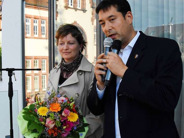 Markus Hollemann nach dem Wahlsieg mit seiner Frau auf dem Balkon des Rathauses.  | Foto: Jonas Hirt 