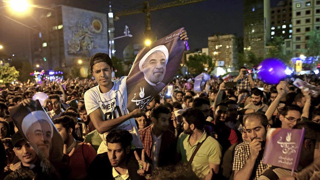 Vorwiegend junge Menschen feiern den klaren Sieg von Prsident Hassan Ruhani.   | Foto: DPA