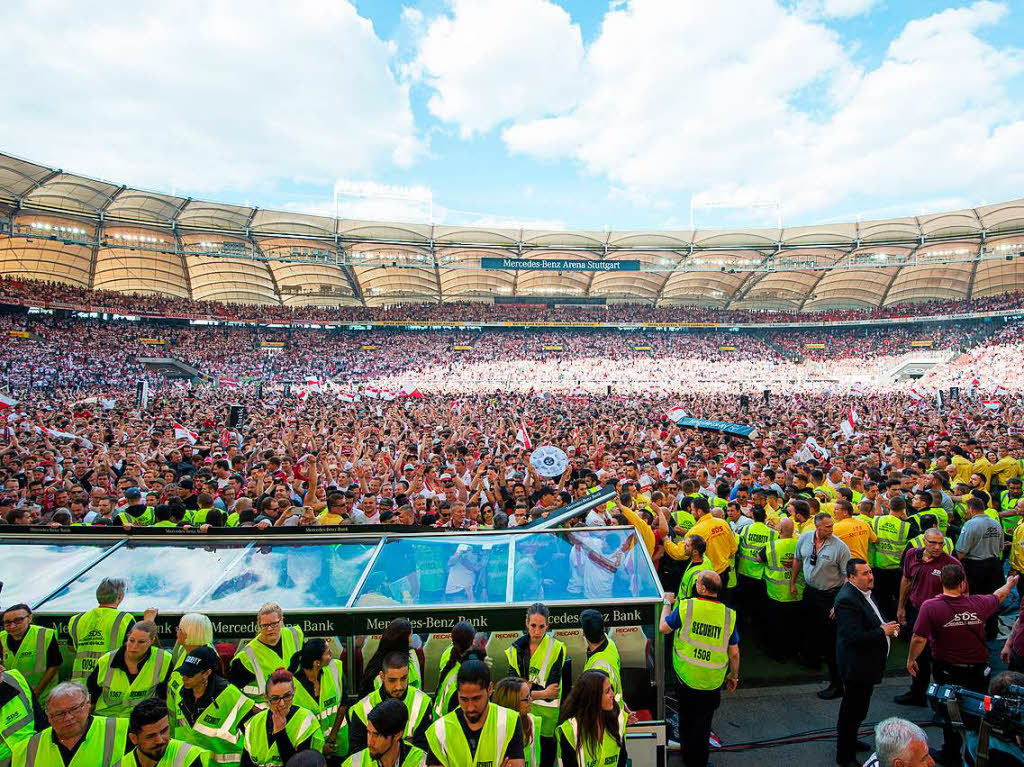 Grenzenloser Jubel in Stuttgart: Mit einem 4:1-Heimsieg ber Wrzburg feierten die Schwaben die Meisterschaft und den sofortigen Wiederaufstieg in die Bundesliga.