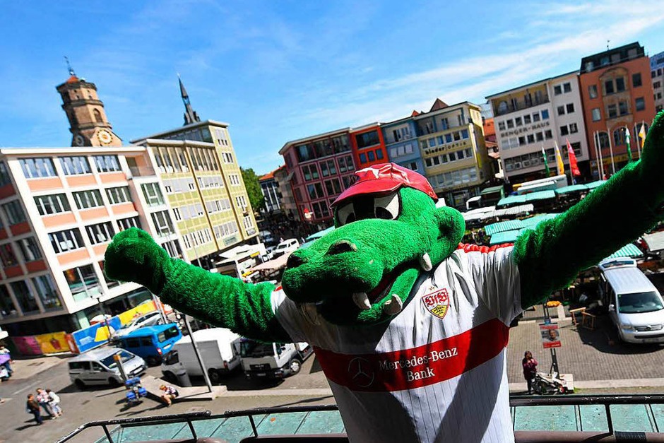 Schon vor dem Spiel besucht VfB-Maskottchen Fritzle das Stuttgarter Rathaus. (Foto: dpa) Schon vor dem Spiel besucht VfB-Maskottchen Fritzle das Stuttgarter Rathaus. (Foto: dpa)