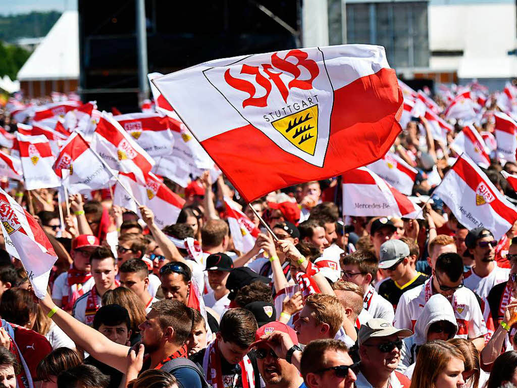 VfB-Fans feiern auf dem Cannstatter Wasen.