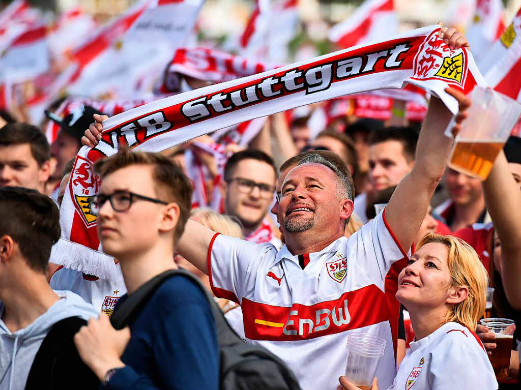 VfB-Fans feiern auf dem Cannstatter Wasen.