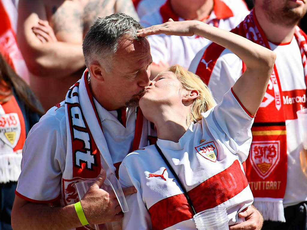 VfB-Fans feiern auf dem Cannstatter Wasen.