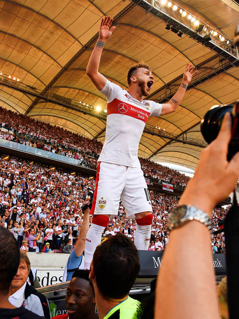 Alexandru Maxim steht auf der Dach der Auswechselbank in der Mercedes-Benz-Arena.