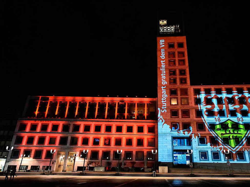 Auch das Stuttgarter Rathaus wurde mit den Farben und dem Wappen des VfB beleuchtet.