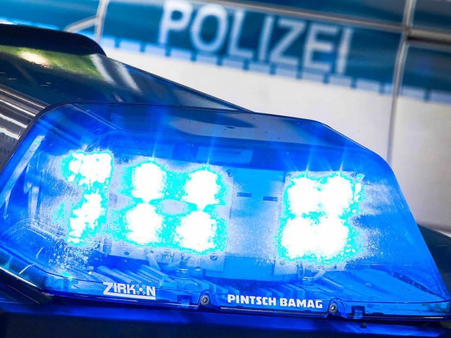 Die Polizei sperrt bis zum Ende der Au...rbeiten die B 3 bei Achern-Fautenbach.  | Foto: dpa