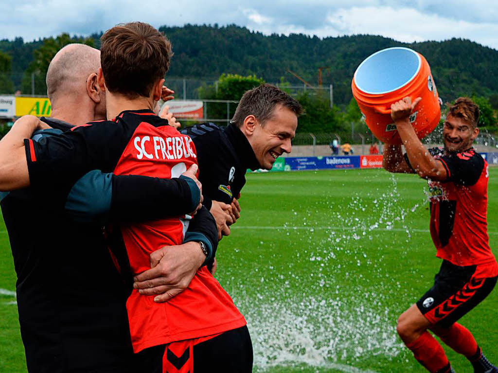 Sieg gegen Balingen: Die U23 des SC Freiburg feiert den Aufstieg in die Regionalliga.
