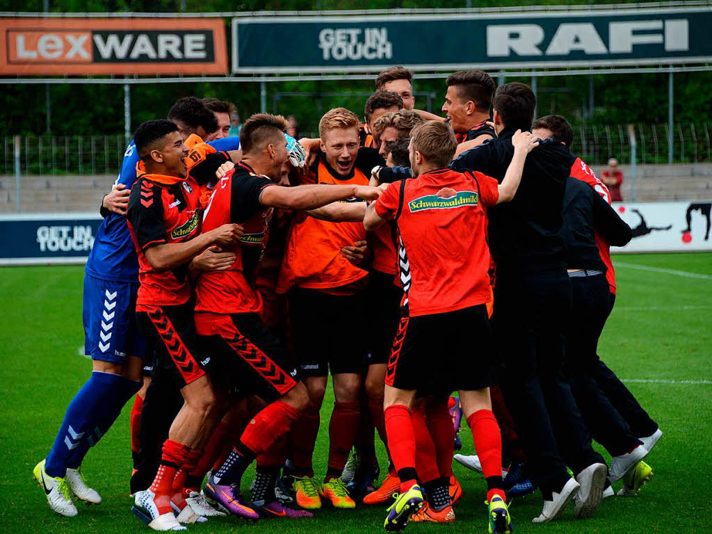 Sieg gegen Balingen: Die U23 des SC Freiburg feiert den Aufstieg in die Regionalliga.