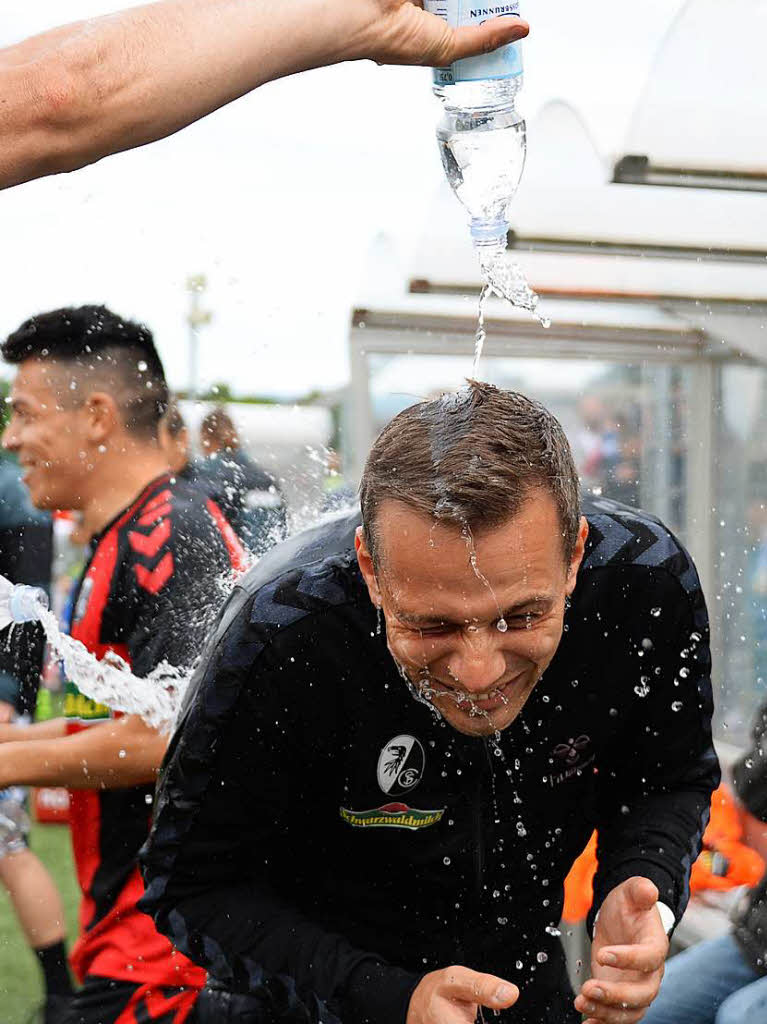 Sieg gegen Balingen: Die U23 des SC Freiburg feiert den Aufstieg in die Regionalliga.