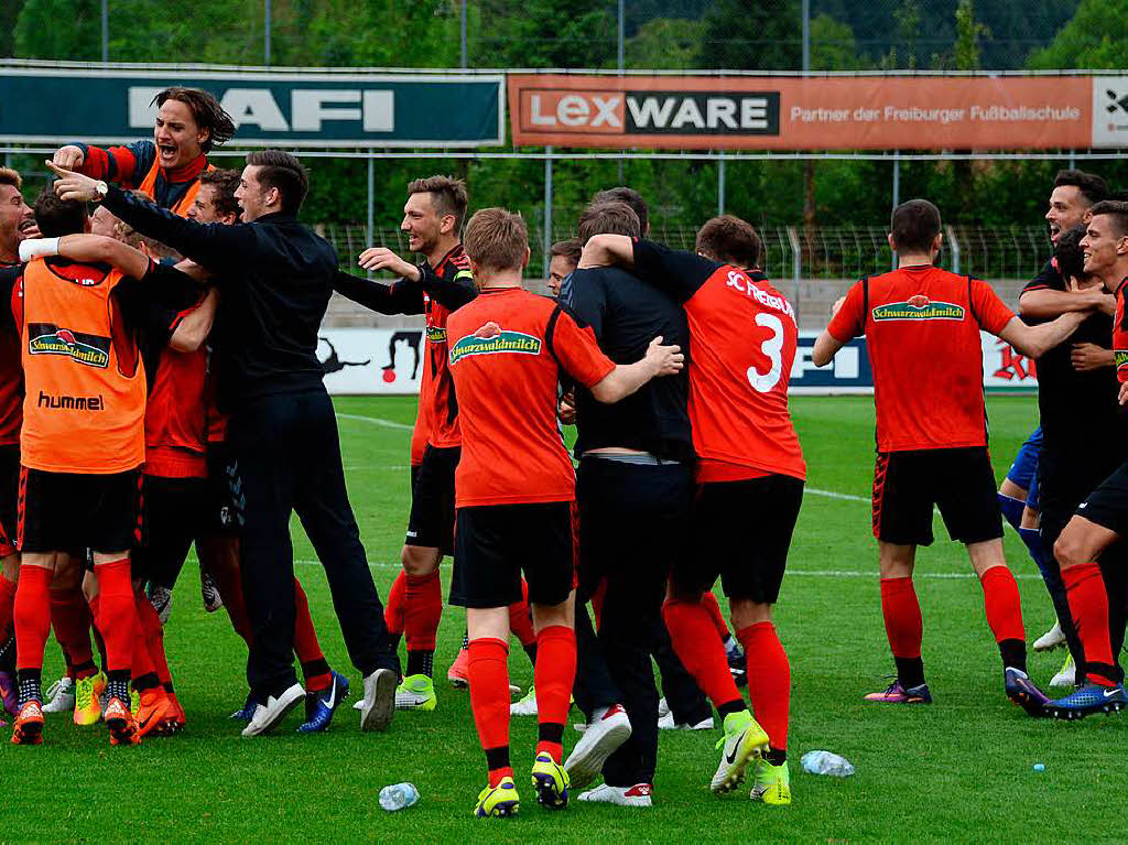 Sieg gegen Balingen: Die U23 des SC Freiburg feiert den Aufstieg in die Regionalliga.