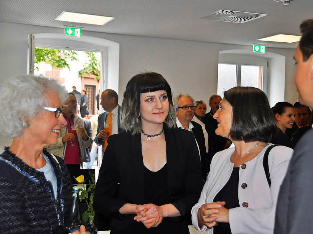 Knstlerin Julia Kunkler erlutert Regierungsprsidentin Brbel Schfer, Johannes Fechner  MdB und Gemeindertin Wilma Raynor ihr Werk und ihre Kunst.