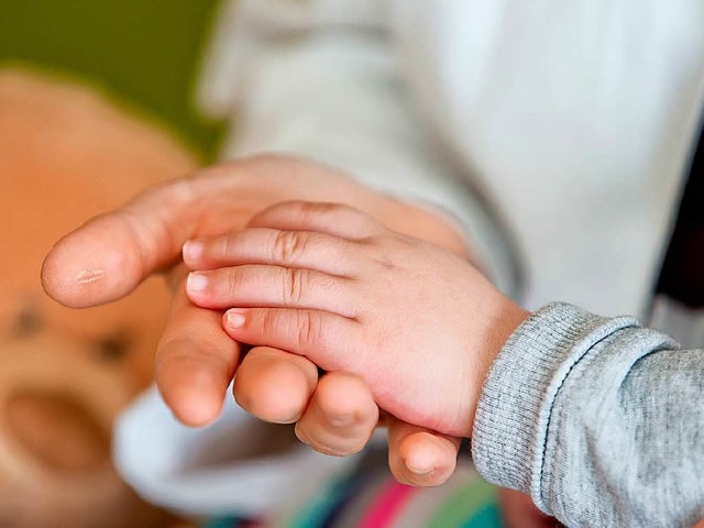 Zeit fr eine trstende Geste: 13 Ehre...etroffenen Familien Zeit zu schenken.   | Foto: DPA (1)/Susanne Gilg (5)