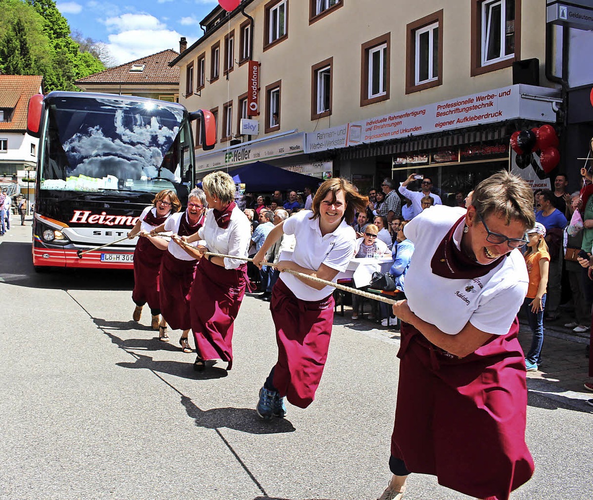 Die Adelsberger Landfrauen zeigen, wie man einen Bus abschleppt – mit purer Muskelkraft .
