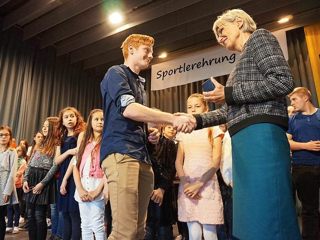 Landrtin Dorothea Strr-Ritter gratuliert dem Karateka Marius Werz.  | Foto: Julius Wilhelm Steckmeister