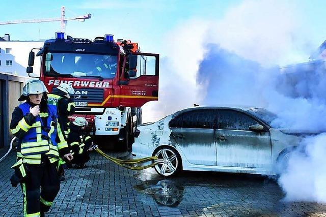 Hybridauto ausgebrannt – Feuerwehr musste Akkus abschalten