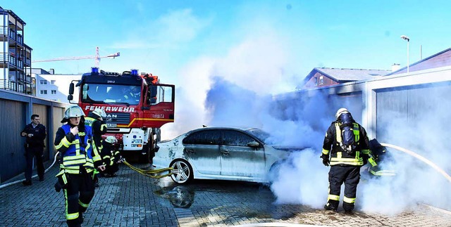 Der Hybrid-VW wurde ein Raub der Flammen.  | Foto: Wolfgang Knstle