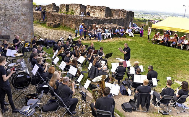 Die Stadtmusik open air auf der Ruine ...o einem Konzert stimmt einfach alles.   | Foto: Erggelet