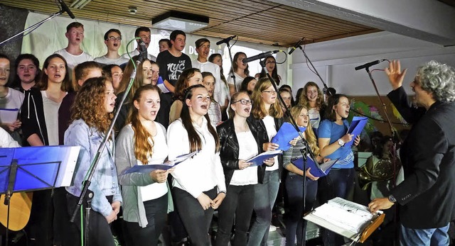 60 junge Akteure der Endinger Realschu...er den Chor und die Schulband leitete.  | Foto: Christel Hlter-Hassler