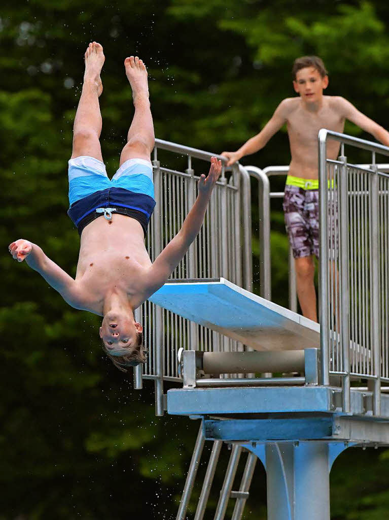 Junge Sthlinger – im Bild Dominik Pieper –  zeigen sich abgehrtet und strzten sich am Erffnungsabend vom Drei-Meter-Turm ins  Wasser.
