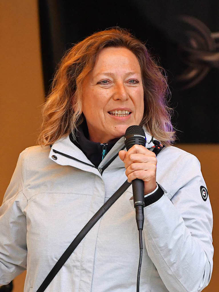 Brgermeisterin Isolde Schfer dankt den Schwimmfreuden fr diese beispiellose Erfolgsgeschichte.