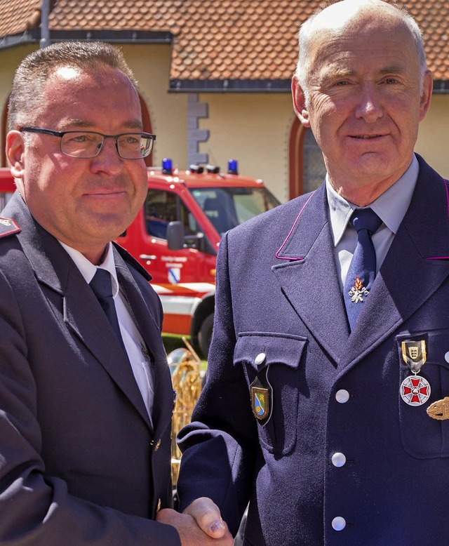 Manfred Rotzinger (links) zeichnete  A...renmedaille des Feuerwehrverbands aus.  | Foto: Wilfried Dieckmann