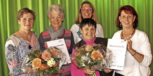 Zu Ehrenmitgliedern wurden  Berta Hofs...antert, hinten Mechthild Frey-Albert.   | Foto: Mann