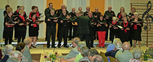 Der Gemischte Chor des MGV Altdorf bei seinem Auftritt   | Foto: Sandra Decoux-Kone