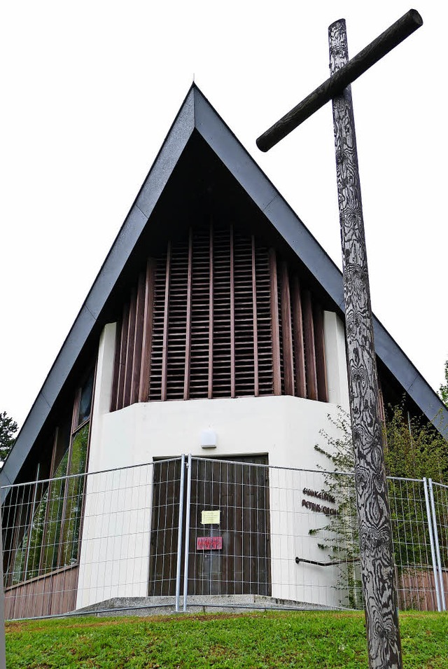 Bauen statt beten: Die Petruskirche in...geschlossen. Sie muss saniert werden.   | Foto: Tanja Bury