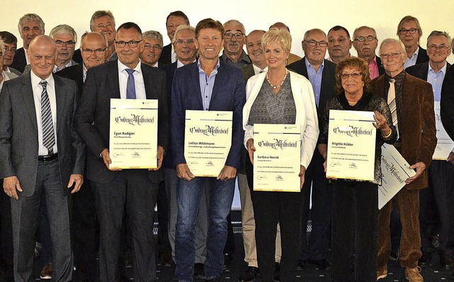 37 Handwerker-Meister erhielten ihren ...ationszentrum der Sparkasse Hochrhein.  | Foto: Johanna Meister