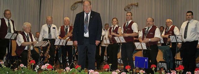 Dirigent Werner Lehmann und der Eisenb...ht ohne Zugaben von der Bhne treten.   | Foto: Mller