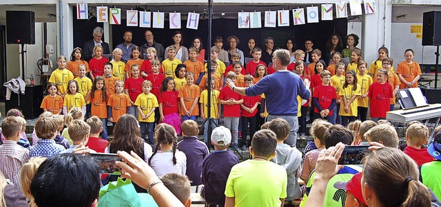 Der Schulchor sorgte fr die musikalis...motiv auf den Smartphones der Zuhrer.  | Foto: Christian Ringwald