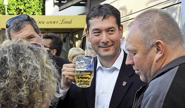 Mit einem Bier in der Hand ist alles e...emann auf dem Denzlinger Rathausplatz.  | Foto: Jonas Hirt