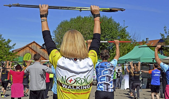 Warm-Up: Anke Faller, Nordic-Walking-M...chts), zeigt wie&#8217;s funktioniert.  | Foto: Gerhard Lck