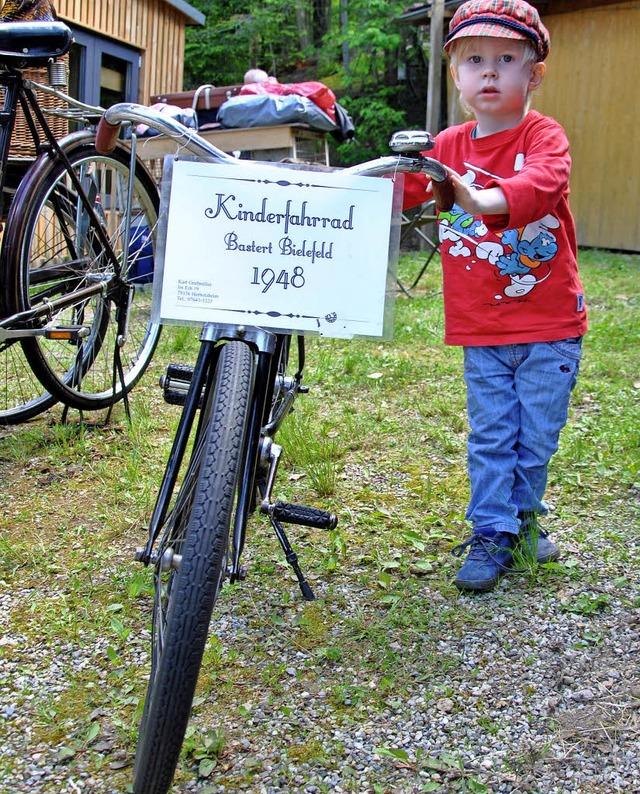 Der dreijhrige Benjamin mit einem  Kinderrad aus den frhen Nachkriegsjahren  | Foto: Ralph Fautz
