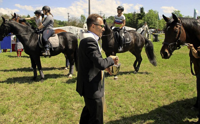 Im Rahmen einer  feierlichen Zeremonie...mehr als 20 Pferde und ihre Besitzer.   | Foto: Wendt