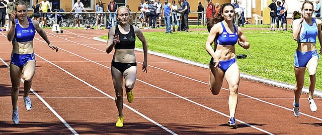 Sophia Sommer (Zweite von links) siegt ber  100 Meter.   | Foto: Murst