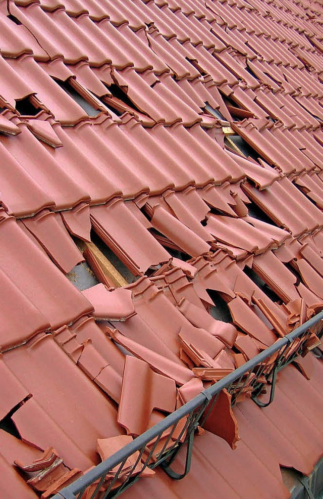 Unwetter  mit Hagelschlag knnen erhebliche Dachschden verursachen.   | Foto: djd/Bauder