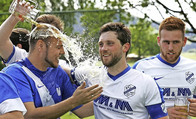 Erfrischung fr den Meistercoach: Mark... derweil um Flssigkeitszufuhr bemht.  | Foto: Michael Neubert