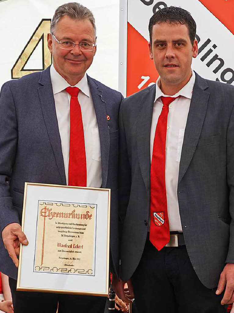 Prsident Manfred Eckert (links) ist nun   das fnfte Ehrenmitglied des FCB. Vorsitzender Martin  Schmid berreichte die Urkunde.
