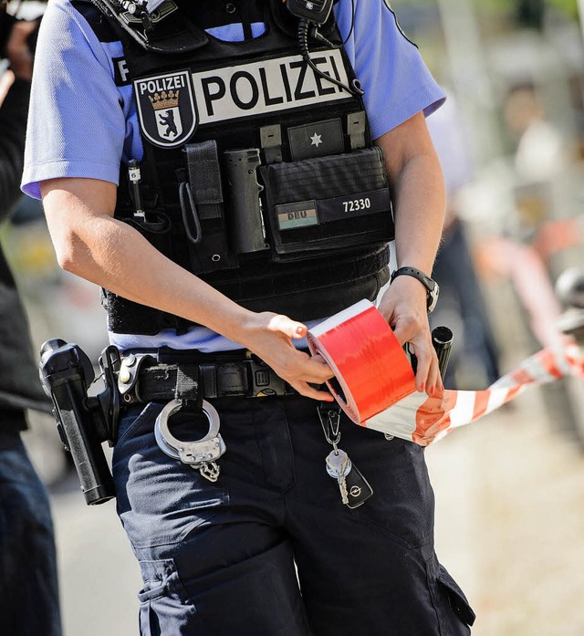 Fr zwei Stunden wurde am Montag  die ...er Parteizentrale der SPD abgesperrt.   | Foto: dpa