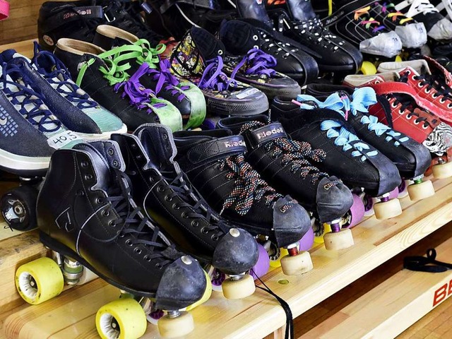 Beim Roller Derby hat jede Spielerin ihre speziellen Rollschuhe.  | Foto: Thomas Kunz