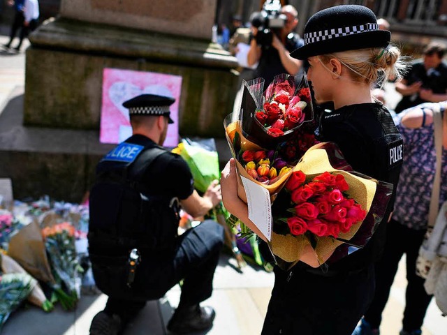 Blumen werden in Manchester niedergelegt fr die Opfer des Anschlags.  | Foto: AFP