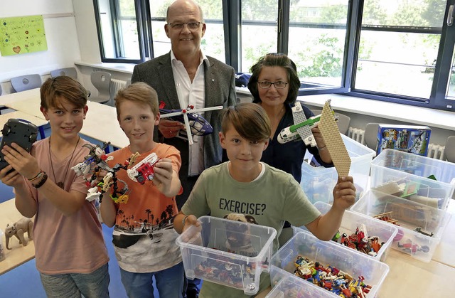 Die Kisten mit den gespendeten Spielsa...r nachmittags fr zwei Stunden bereit.  | Foto: Marie Wintergerst