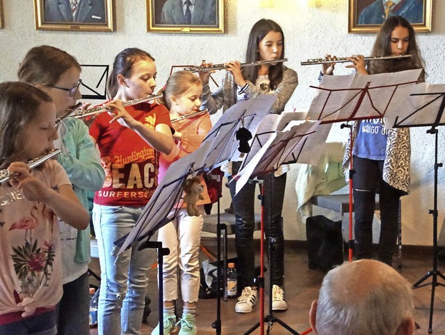 Die Querfltenschler der Stadtmusik E...der Tiere&#8220; in der Kornhalle vor.  | Foto: Ilona Hge