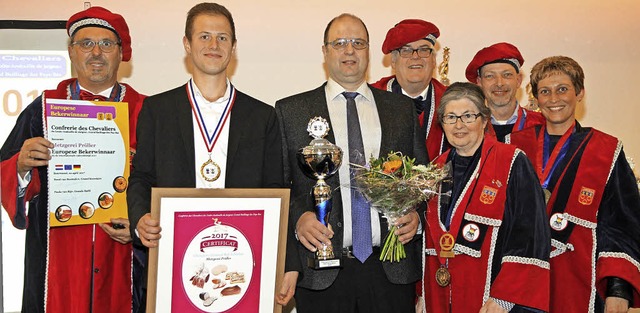 Mitgieder der Jury mit Stefan und Klau... 3. von links) bei der Preisverleihung  | Foto: Privat