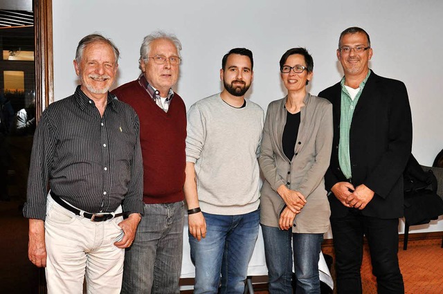 Marco Walbrhl (Mitte) steht an der Sp...en Vorstands der Umweltliste Breisach.  | Foto: Kai Kricheldorff