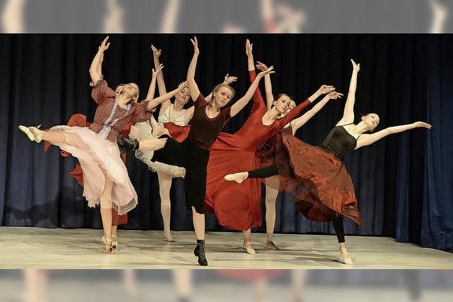 Modern-Dance-Schülerinnen zeigen ihr Können