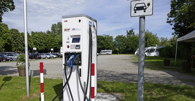 Die Schnellladestation am Festplatz so... eine elektrifizierte Zukunft weisen.   | Foto: David Rutschmann