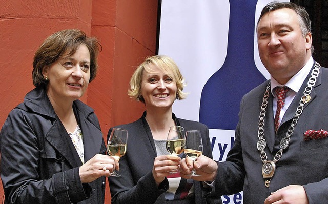 Staatsschreiberin Barbara Schpbach-Gu...n in Basel mit dem Wein aus Istein an.  | Foto: Bezirkskellerei